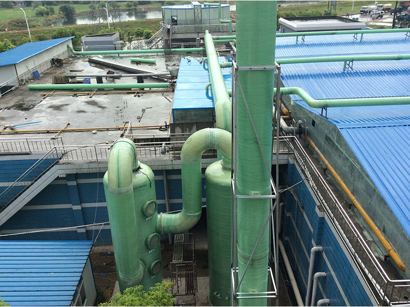 在給堿液噴淋塔上下樓梯加藥時要注意安全